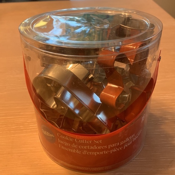 Wilton 18 piece cookie cutter set so clean I don’t think they were ever used - Picture 4 of 4